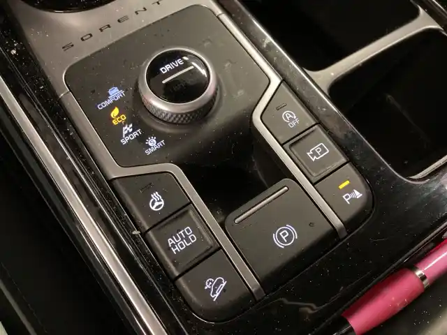 Valkoinen Maastoauto, Kia Sorento – GOK-670