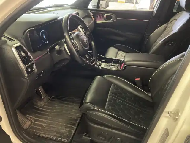 Valkoinen Maastoauto, Kia Sorento – GOK-670