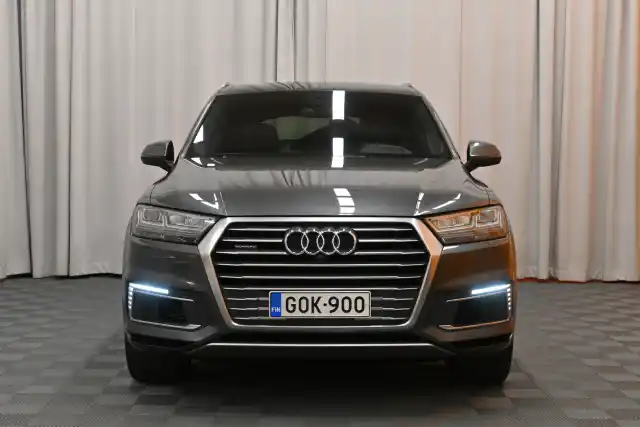 Harmaa Maastoauto, Audi Q7 – GOK-900