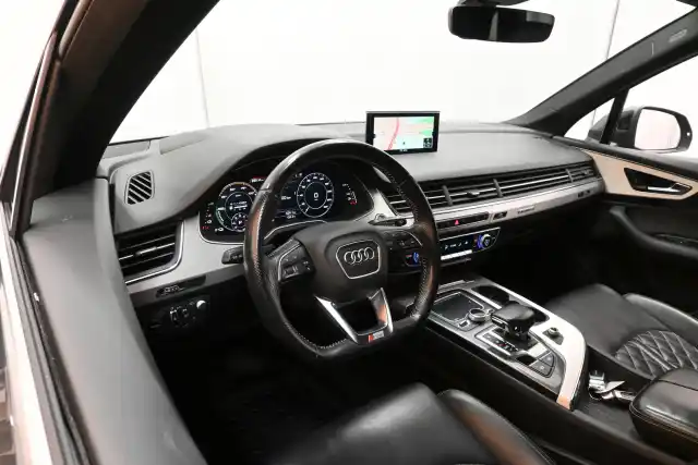 Harmaa Maastoauto, Audi Q7 – GOK-900