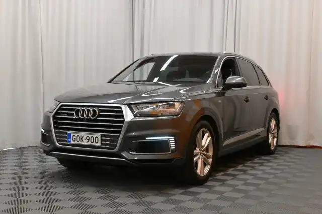 Harmaa Maastoauto, Audi Q7 – GOK-900