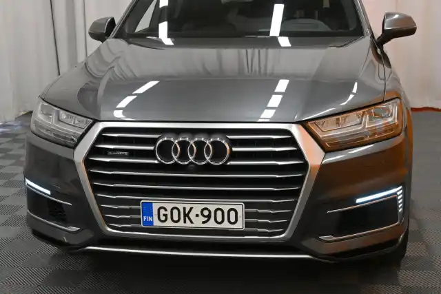 Harmaa Maastoauto, Audi Q7 – GOK-900