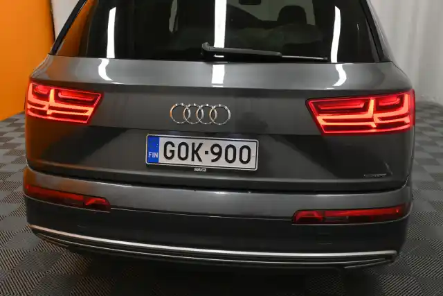 Harmaa Maastoauto, Audi Q7 – GOK-900