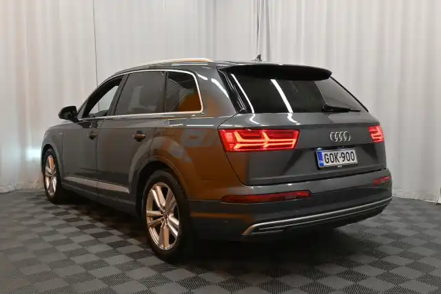 Harmaa Maastoauto, Audi Q7 – GOK-900