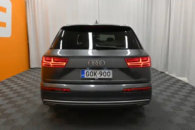 Harmaa Maastoauto, Audi Q7 – GOK-900