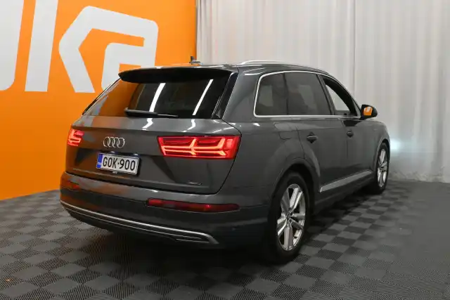 Harmaa Maastoauto, Audi Q7 – GOK-900