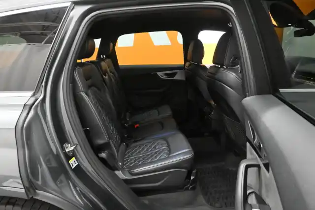 Harmaa Maastoauto, Audi Q7 – GOK-900