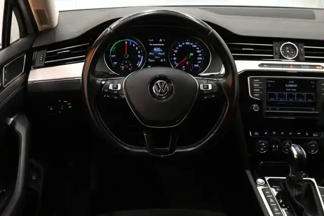 Valkoinen Farmari, Volkswagen Passat – GOK-983