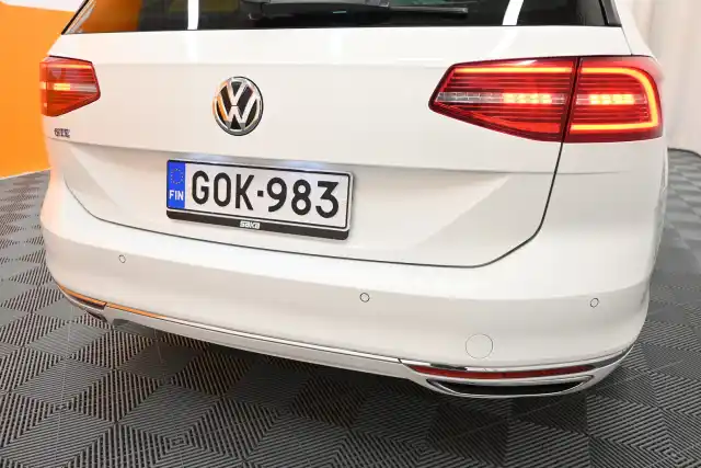 Valkoinen Farmari, Volkswagen Passat – GOK-983