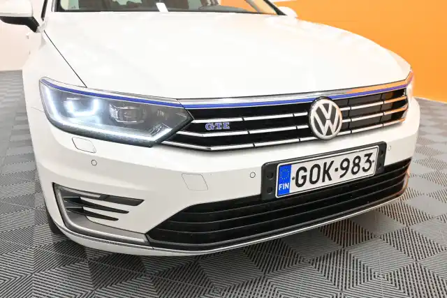 Valkoinen Farmari, Volkswagen Passat – GOK-983