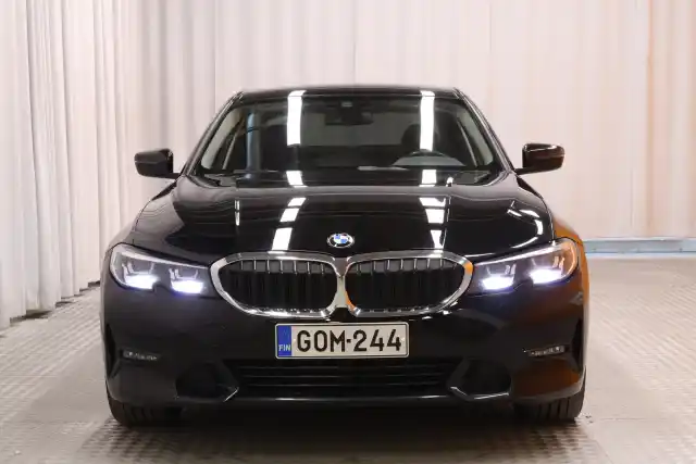 Musta Sedan, BMW 320 – GOM-244