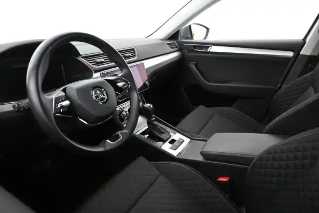 Harmaa Sedan, Skoda Superb – GON-326