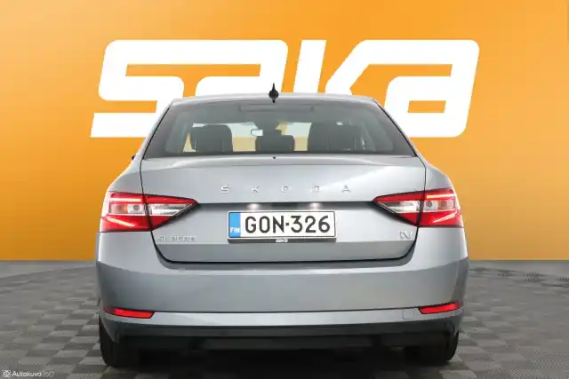 Harmaa Sedan, Skoda Superb – GON-326