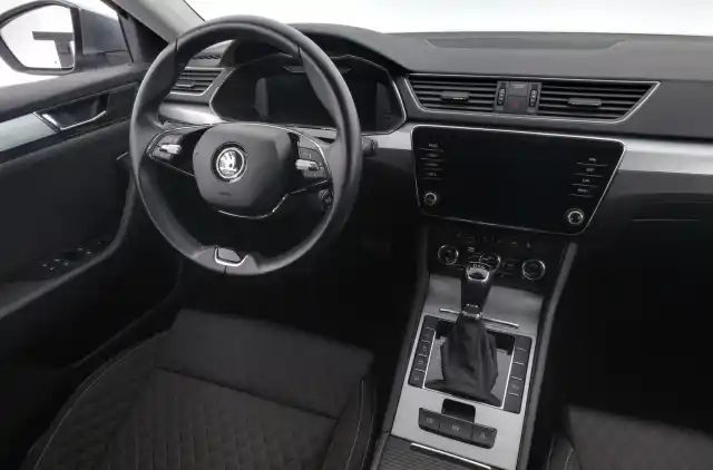 Harmaa Sedan, Skoda Superb – GON-326