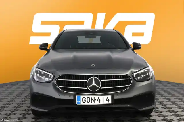 Harmaa Sedan, Mercedes-Benz E – GON-414