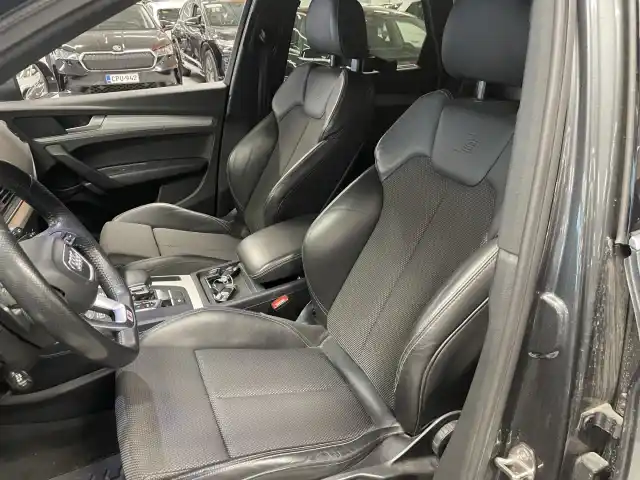 Harmaa Maastoauto, Audi Q5 – GOO-358