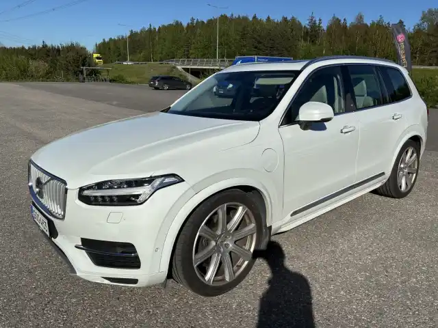 Valkoinen Maastoauto, Volvo XC90 – GOO-453