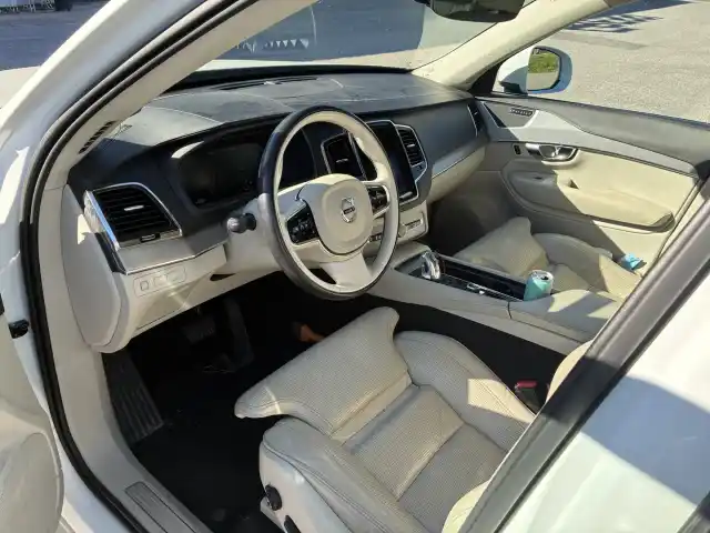 Valkoinen Maastoauto, Volvo XC90 – GOO-453