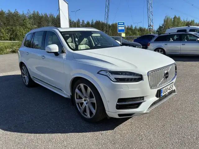 Valkoinen Maastoauto, Volvo XC90 – GOO-453