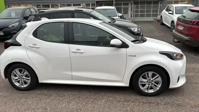 Valkoinen Viistoperä, Toyota Yaris – GOO-561