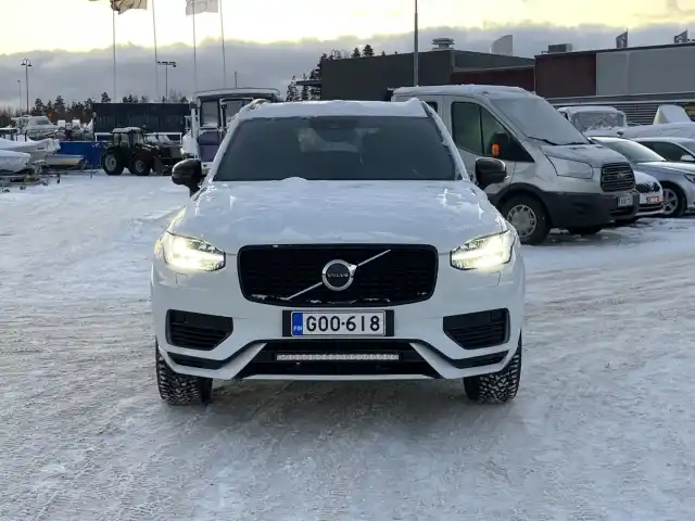 Valkoinen Maastoauto, Volvo XC90 – GOO-618