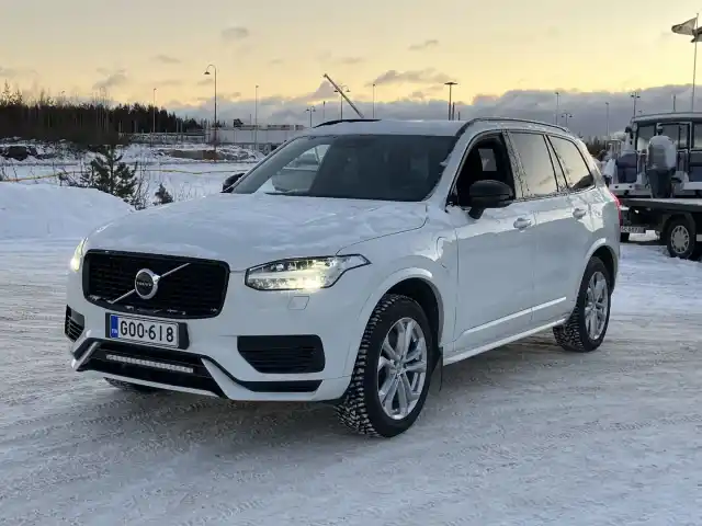 Valkoinen Maastoauto, Volvo XC90 – GOO-618