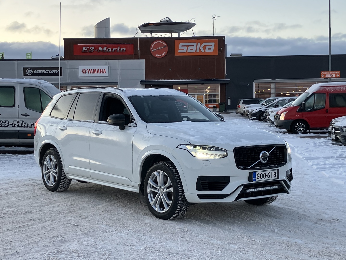 Valkoinen Maastoauto, Volvo XC90 – GOO-618