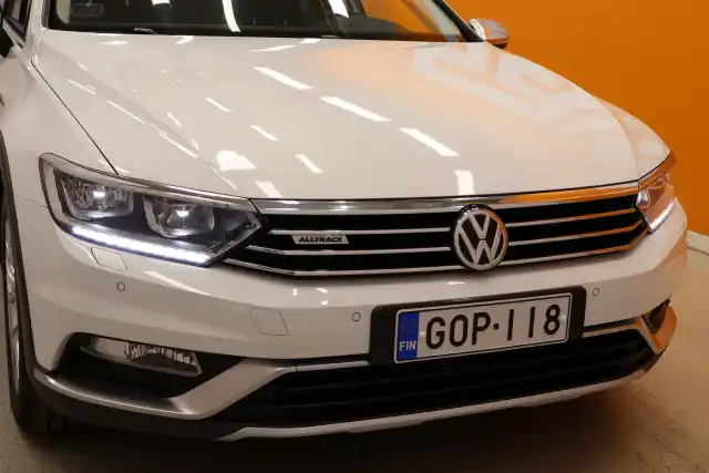 Valkoinen Farmari, Volkswagen Passat – GOP-118