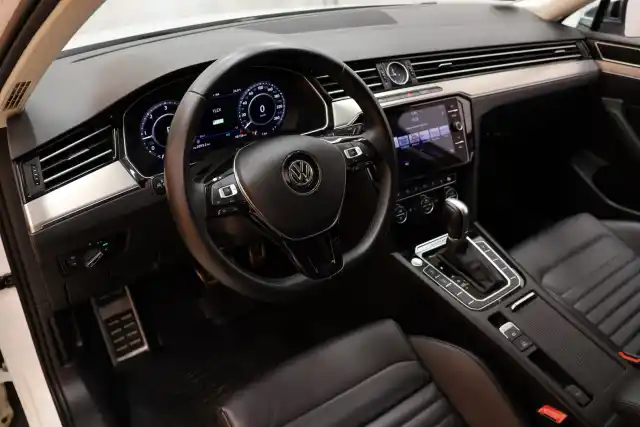 Valkoinen Farmari, Volkswagen Passat – GOP-118