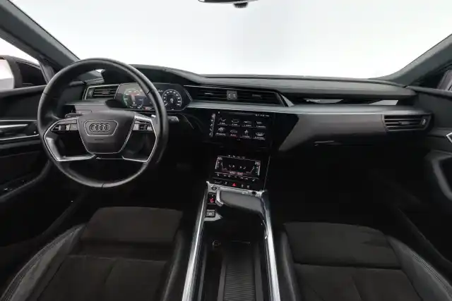 Musta Maastoauto, Audi e-tron – GOP-602