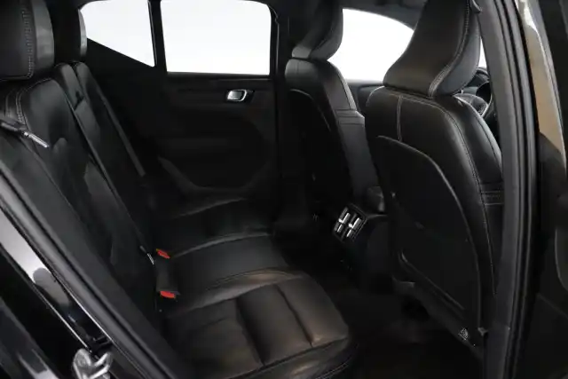 Musta Maastoauto, Volvo XC40 – GOR-541