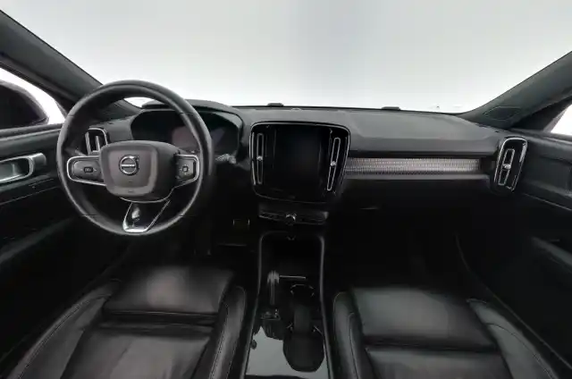 Musta Maastoauto, Volvo XC40 – GOR-541