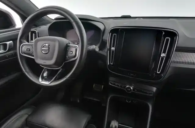 Musta Maastoauto, Volvo XC40 – GOR-541