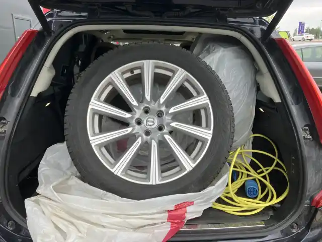 Sininen Maastoauto, Volvo XC90 – GOR-798