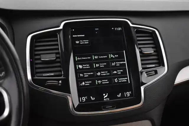 Sininen Maastoauto, Volvo XC90 – GOR-798