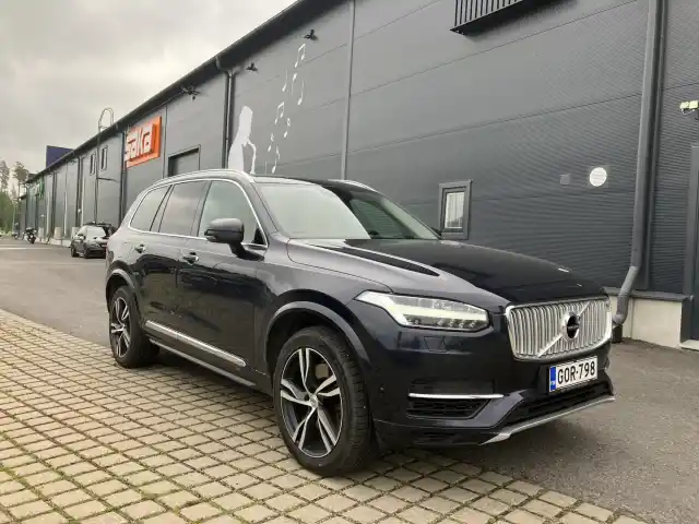 Sininen Maastoauto, Volvo XC90 – GOR-798