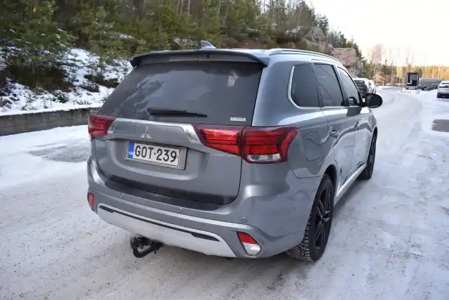 Harmaa Maastoauto, Mitsubishi Outlander – GOT-239