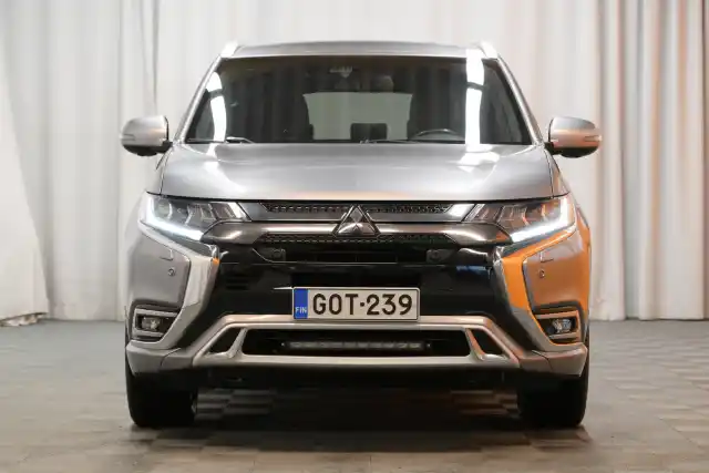 Harmaa Maastoauto, Mitsubishi Outlander PHEV – GOT-239