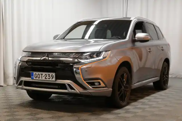 Harmaa Maastoauto, Mitsubishi Outlander PHEV – GOT-239