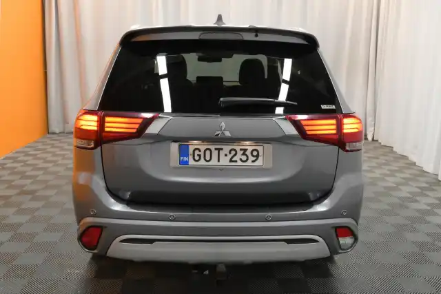 Harmaa Maastoauto, Mitsubishi Outlander PHEV – GOT-239