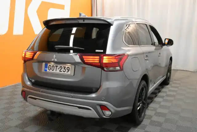 Harmaa Maastoauto, Mitsubishi Outlander PHEV – GOT-239