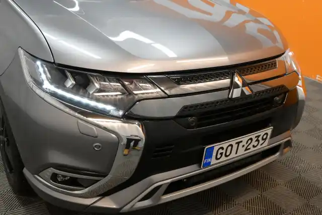 Harmaa Maastoauto, Mitsubishi Outlander PHEV – GOT-239