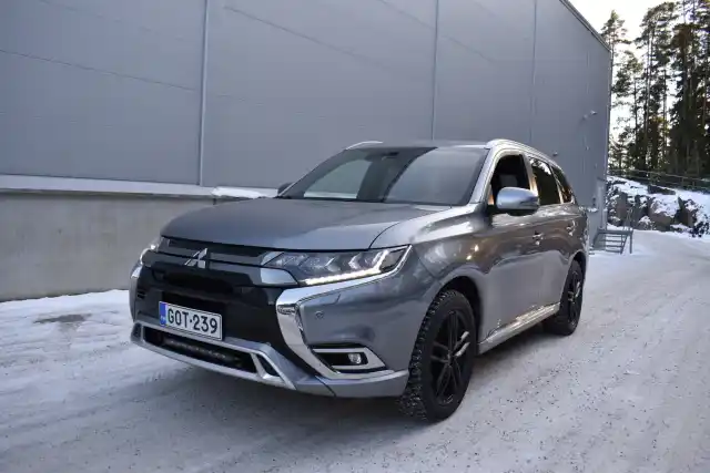 Harmaa Maastoauto, Mitsubishi Outlander – GOT-239