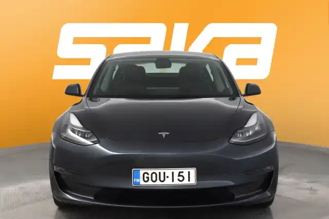 Harmaa Sedan, Tesla Model 3 – GOU-151