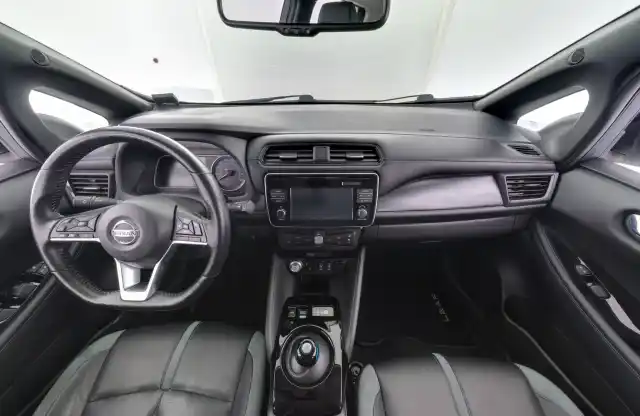 Valkoinen Viistoperä, Nissan Leaf – GOX-624