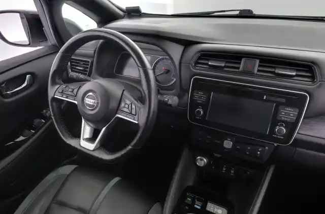 Valkoinen Viistoperä, Nissan Leaf – GOX-624