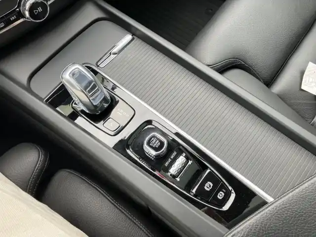 Harmaa Maastoauto, Volvo XC60 – GOX-627