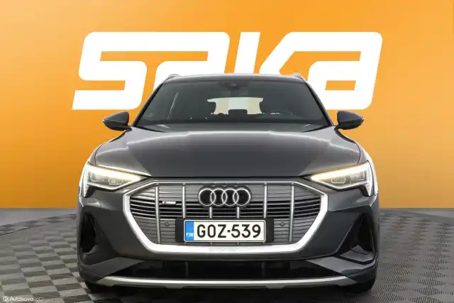 Harmaa Maastoauto, Audi e-tron – GOZ-539