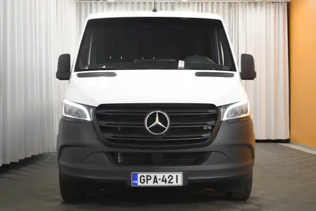Valkoinen Pakettiauto, Mercedes-Benz Sprinter – GPA-421