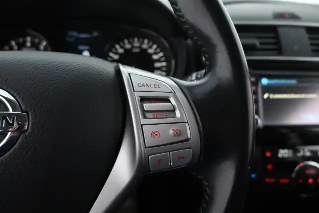 Valkoinen Tila-auto, Nissan Pulsar – GPC-133